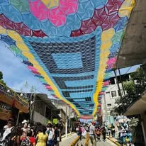 Calle con decoración colorida