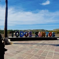 Letrero turístico de un destino de playa
