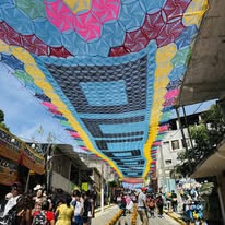 Calle con decoración colorida y turistas