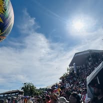 Personas disfrutando de un evento al aire libre