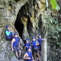 Grupo de personas en una cueva con chalecos salvavidas